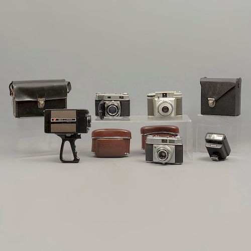 Lote de equipo fotográfico. Siglo XX. Marcas Gaf, Kodak, Bilora y Sears. Consta de: Cámara de video, 3 cámaras fotográficas y flash.