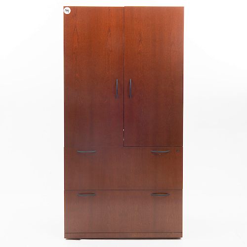 Gabinete. Siglo XX. Elaborado en madera laminada. Con 2 puertas abatibles y 2 cajones con tiradores de metal. 180 x 91 x 60 cm.