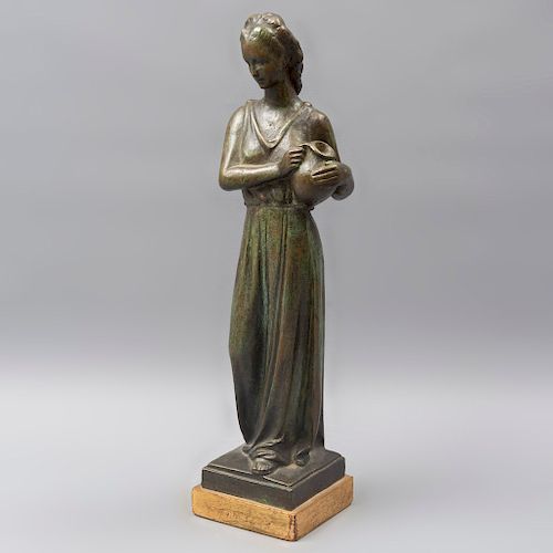 Anónimo. Dama con cántaro. Fundición en bronce. Con base de madera dorada. 36 x 8 x 9 cm.