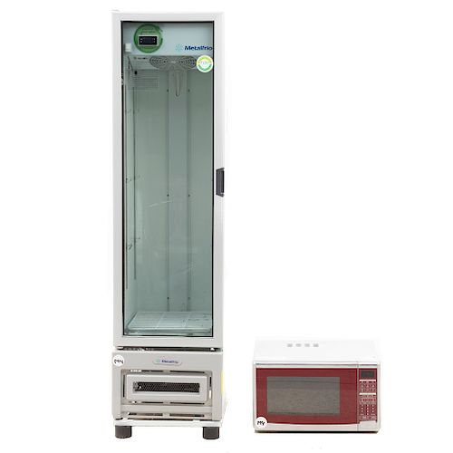 Refrigerador y horno de microondas. Marca LG y Metalfrío. México y Corea del Sur. SXXI. En metal y material sintético. 181 x 48 x 51 cm