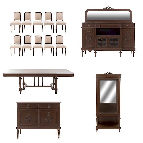 Comedor. Siglo XX. En talla de madera. Consta de: Mesa, Vitrina, 10 sillas, 2 trinchadores con espejo. 76 x 242 x 111 cm. (mesa)