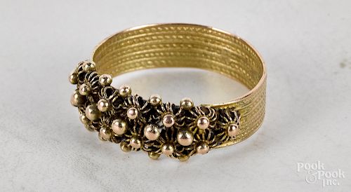 14K yellow gold flower cluster band