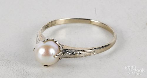 14K white gold pearl solitaire ring