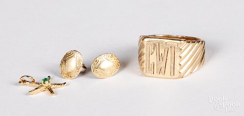 14K gold ring, together with a pair of earrings