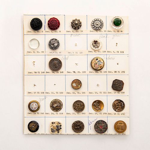 CARD OF MEDIUM ASSORTED MATERIAL BUTTONS