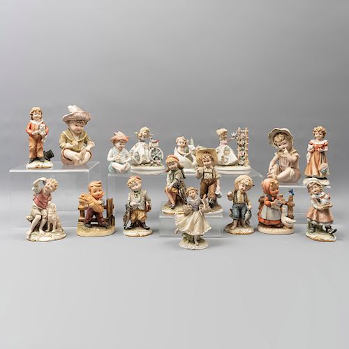 Lote de 17 figuras decorativas. Japón. SXX. En porcelana. Algunos Lefton, Andrea y Erich Steuffer. Consta de: bebé con cisne, otros.