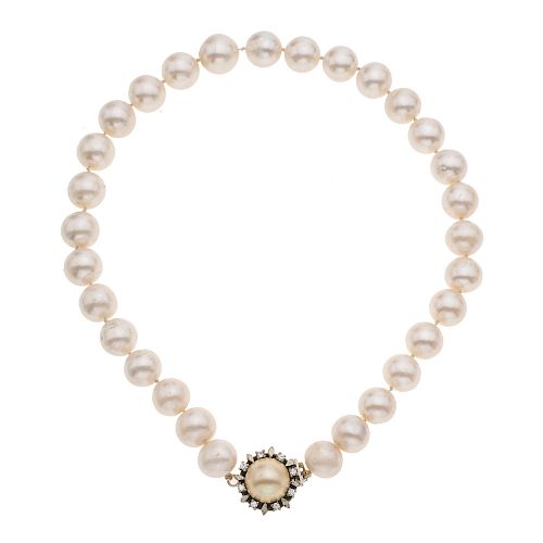 Gargantilla con perlas y plata. 30 perlas cultivadas color crema de 14 mm. Broche en plata con simulantes. Peso: 94.7 g.