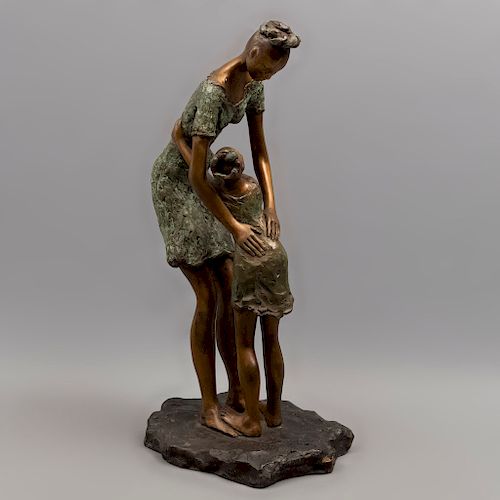 Guadalupe Fuente del Campo. "Maternidad". Firmada Yanjal. Fundición en bronce 1/10. Con base. 50 x 26 x 22 cm.