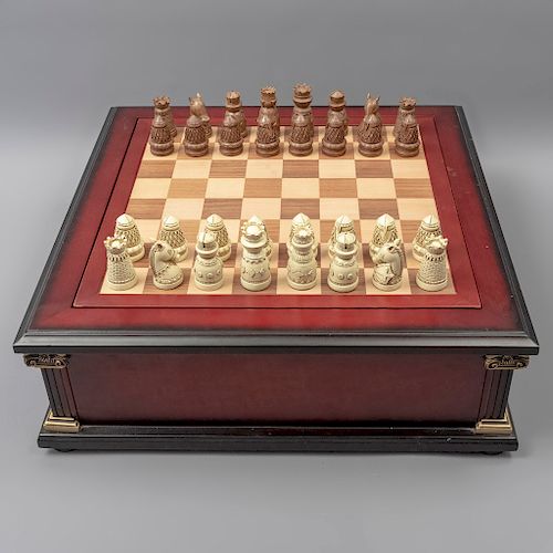 Set de juegos de mesa. SXX. En madera, resina y material sintético. Consta de: Caja con tablero de ajedrez, backgammon y damas chinas.