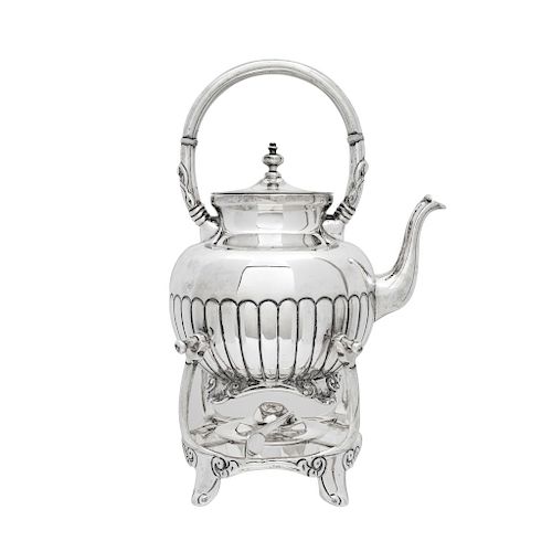 SAMOVAR. MEXICO, 20TH CENTURY. Sterling 0.925 Silver. Marked VILLA. Decored with vegetal motifs. 2,184.4 g. 13 in tall.