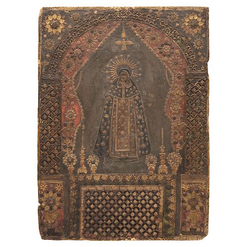 VIRGEN DE LA SOLEDAD. LATE 19TH CENTURY. Wooden board with cut and colored engraving. Encaustic background with cellulose paste details and gold detai