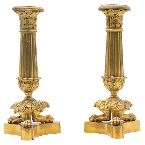 A PAIR OF CANDLESTICKS. FRANCE, 19TH CENTURY. Bronze, decorated with vegetal motifs, acanthus, scallops and claw supports. 7.5 in tall. Two pieces. 