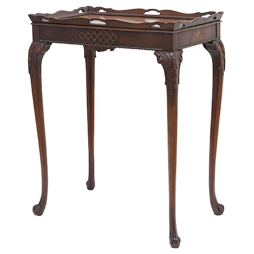 SERVICE TABLE. ENGLAND, 20TH CENTURY. CHIPPENDALE Style. Carved wood, with cabriolet legs and upper openwork railing. 28 x 22 x 14 in