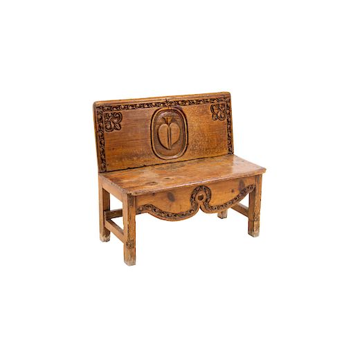 BENCH. MEXICO, LATE 19TH CENTURY. Carved wood, decored with scrolls, fleur-de-lys and figure of the Sacred Heart.