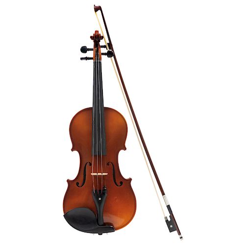 VIOLIN. CZECH REPUBLIC, EARLY 21TH CENTURY. Copy of the model STRADIVARIUS. Brand ARS MUSIC. Model 028. Wood with fingerboard, ebonized pegs and tailp