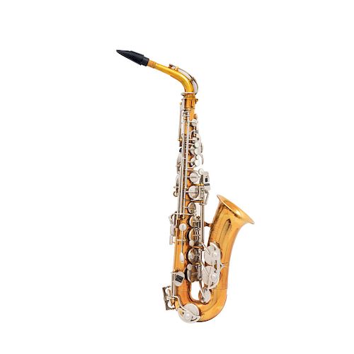 ALTO SAXOPHONE. UNITED STATES OF AMERICA, SECOND HALF OF THE 20TH CENTURY. Brand BUNDY II. Brass body, silver metal keys with mother of pearl details.
