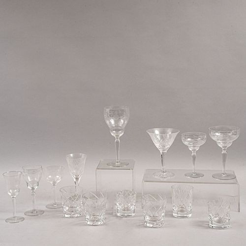 Servicio abierto de copas y vasos. Siglo XX. Elaborado en vidrio prensado con facetados orgánicos y geométricos. Pz: 48