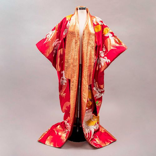 Vestido de novia. Japón, siglo XX. Elaborado en tela ensedada con bordados en hilo dorado, plateado y de algodón. Talla: Grande.