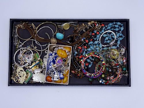 TRAY LOT COSTUME JEWELRY INC. BRACELETS, BROOCHES, WATCHES, RINGS ETC.