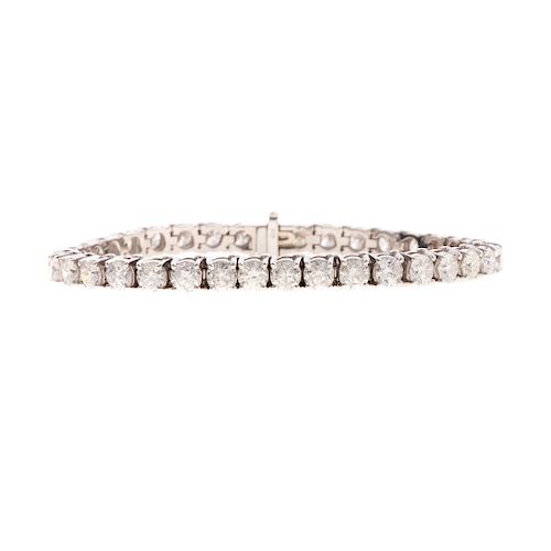 A Ladies 13.00 ct Diamond Line Bracelet in 18K