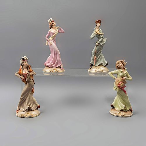 Lote de 4 damas. Siglo XX. Diseño por B. Merli. Elaboradas en porcelana. Sello sin identificar.  22 x 9 x 8 cm.