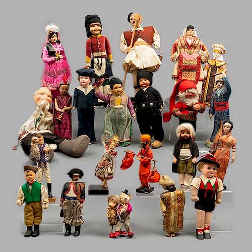 Lote de 22 muñecos. Diferentes orígenes, diseños y marcas. Siglo XX. Elaborados en material sintético, madera y tela.