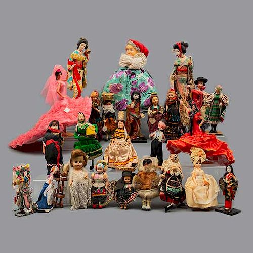 Lote de 25 muñecos. Diferentes orígenes, diseños y marcas. Siglo XX. Elaborados en material sintético, madera y tela.