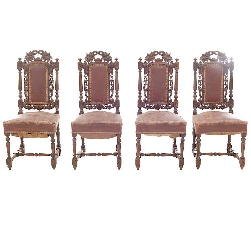 Lote de 4 sillas. Francia. Siglo XX. En talla de madera de nogal. Con respaldos cerrados y asientos en piel color marrón.