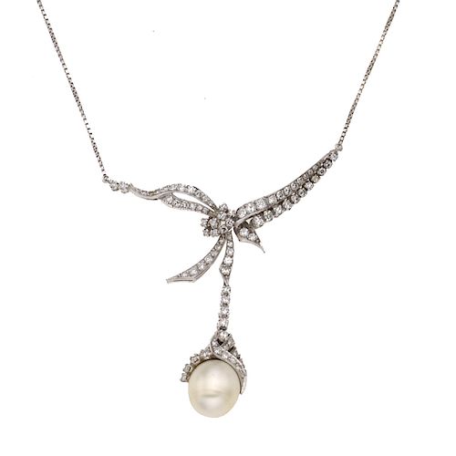 Pendantiff con perla y diamantes en oro blanco de 18k. 1 perla oval de 14 x 11mm. 81 diamantes corte 8 x 8. Peso: 14.2 g.