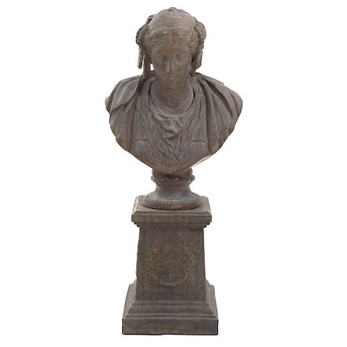 Busto de dama. Origen europeo. Siglo XX. Elaborado en yeso. Acabado a manera de cantera. Con pedestal. 130 x 60 x 40 cm.