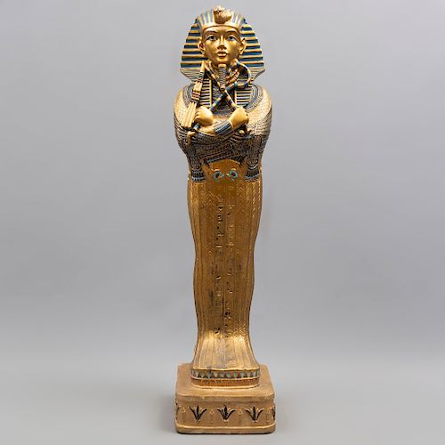 Sarcófago de Tutankamón. SXX. En yeso policromado. Decorado con esmalte dorado, jeroglíficos, doua-our, Khépres. 60 x 14 x 18 cm.