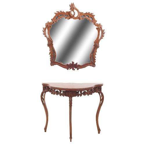 Mesa consola con espejo. Siglo XX. En talla de madera. Mesa con cubierta irregular. Espejo de luna irregular. 75 x 90 x 40 cm.