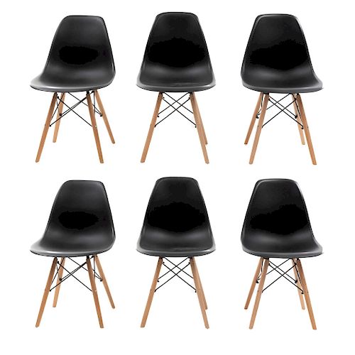Lote de 6 sillas. Siglo XXI. Elaboradas en material sintético. Color negro. Con respaldos cerrados, fustes y soportes lisos.