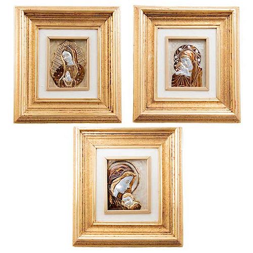 Lote de 3 obras. Anónimo. Consta de: Virgen de Guadalupe y 2 Virgenes con niño. SXX. Técnica de repujado esmaltado. 14 x 12 cm.