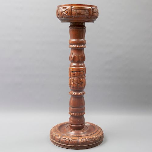 Pedestal. México. Siglo XX. En talla en madera. Decorado con elementos antropomorfos, orgánicos, etc. 64 x 27 cm. Ø