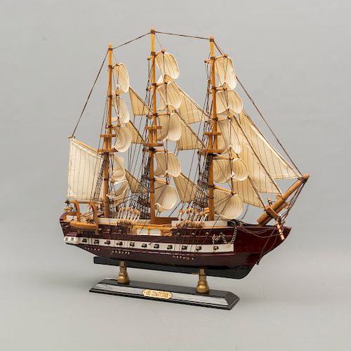 Fragata "USS Constitution". México. Siglo XX. Diseño a escala. En talla de madera. Con base de madera. 45 x 12 x 47 cm.