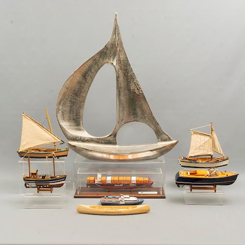 Lote de 8 piezas. Siglo XX. Diseño a escala. En madera, pewter y material sintético. Consta de: barco pesquero, canoa, 3 veleros, otros