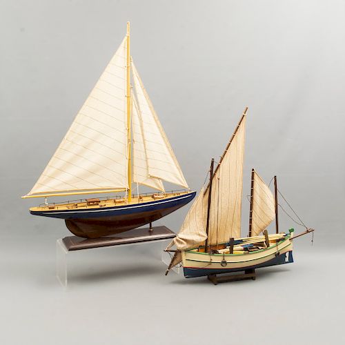 Lote de 2 veleros. Siglo XX. Diseño a escala. En talla de madera policromada. Con bases de madera. 74 x 12 x 60 cm. (mayor)