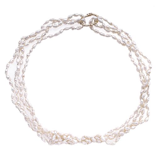 Collar perlas con broche en oro amarillo de 14k. 4 hilos de perlas de río. Peso: 27.3 g.