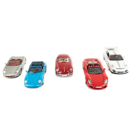 Lote de autos a escala. Consta de: a) Porsche 911 Carrera Cabriolet 1994, Azul, Maisto, 1:18 b) Porsche Carrera GT 2003. Piezas: 5