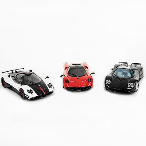 Lote de autos a escala. Consta de: a) Pagani Huayra 2012, Rojo, Motor Max, 1:18 b) Pagani Zonda C12 2002, Negro, Motor Max. Piezas: 3