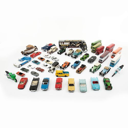 Lote de automoviles de juguete. Consta de: 46 automoviles de juguete, diferentes modelos. Presentan detalles de conservación.