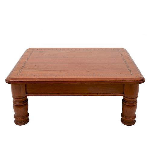Mesa de centro. Elaborada en madera tallada. Con cubierta rectangular y fustes anillados.