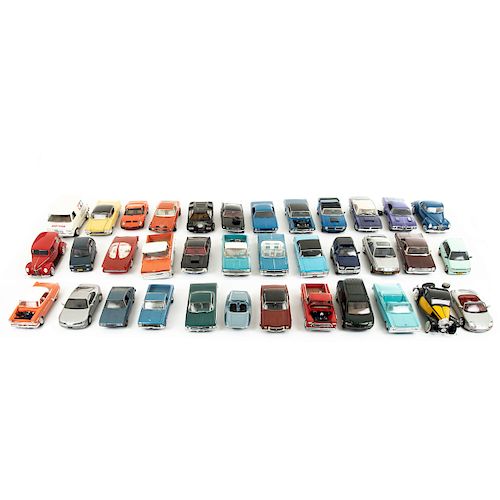 Lote de autos a escala. Consta de: a) 36 autos de plastico, diferentes modelos. Presentan detalles de conservación.
