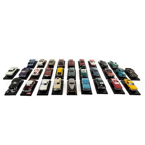 Lote de autos a escala. Consta de: 29 autos de plastico con capelo, diferentes modelos. Presentan detalles de conservaci...