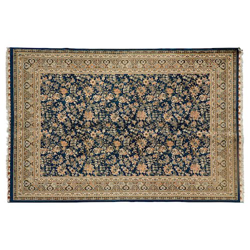 Tapete. Persia, siglo XX. Estilo imperial. Elaborado en fibras de lana y algodón. Decorado con motivos orgánicos. 156 x 235 cm