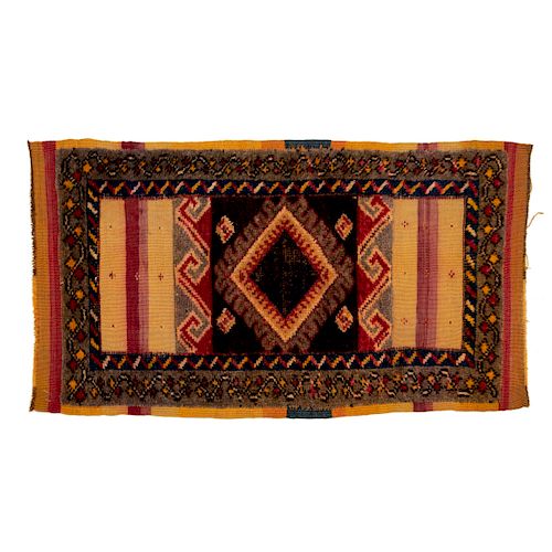 Tapete nómada. Medio Oriente, siglo XX. Anudado con fibras de lana de pelaje de camello y algodón. 112 x 62 cm