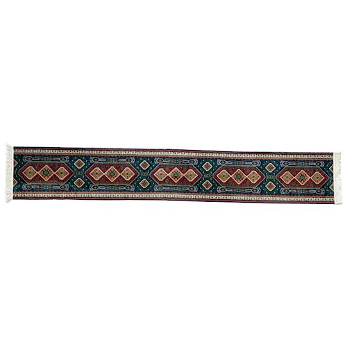 Tapete de pasillo. Persia, Sarough Sherkat Faish, siglo XX. Anudado en fibras de lana y algodón. 394 x 66 cm