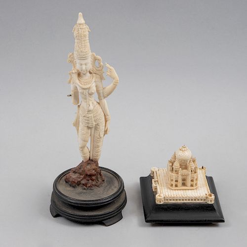 Lote de figuras decorativas. India, siglo XX. Shivaratri talla en marfil y Taj Majal talla en hueso con bases de madera. Pz: 2