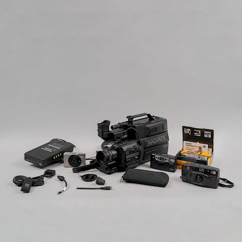 Lote de cámaras Kodak, Magnavox y otros con accesorios e instructivos. Piezas: 5